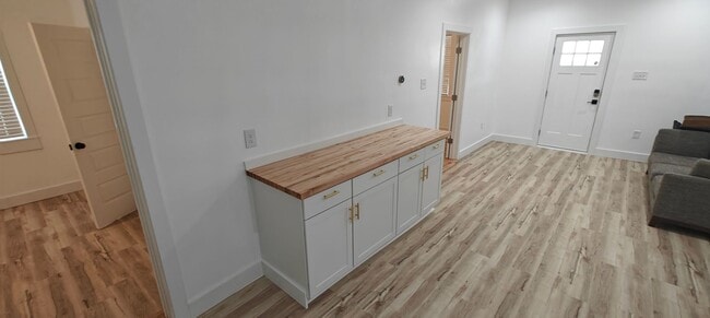Building Photo - --APPLICATION PE 2 BR/ 1 BA Newly Renovate...