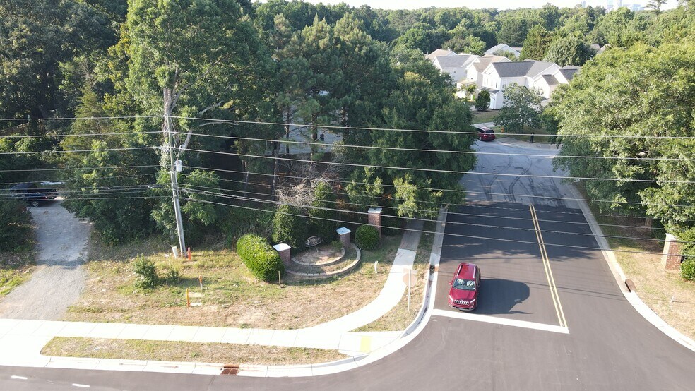 Building Photo - 2222 Valley Haven Dr