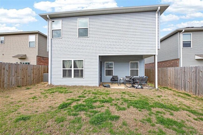 Building Photo - 303 Poppy St