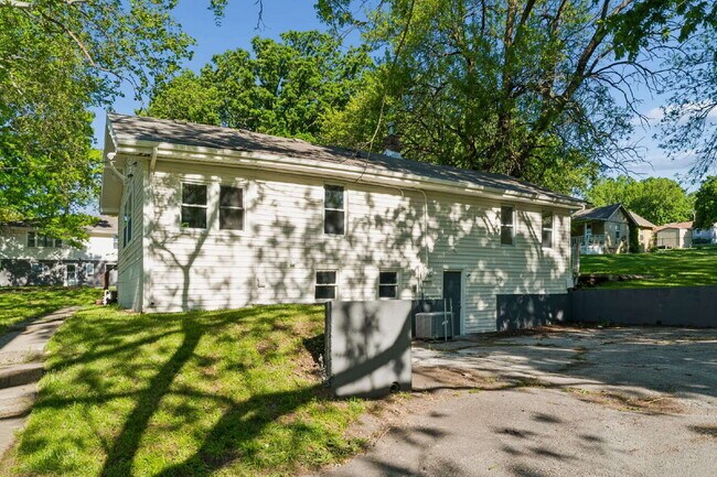 Building Photo - Charming 2-Bedroom Haven in Kansas City Northland!