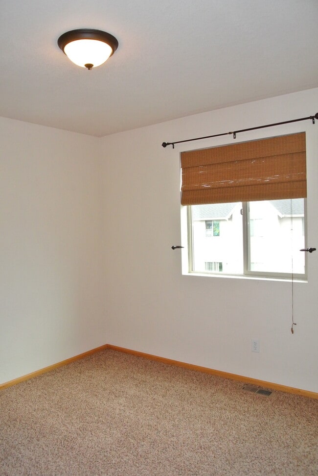 Building Photo - Corvallis Comfort & Convenience: Spacious3...