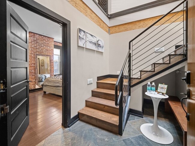 Building Photo - 401 W 1st Ave