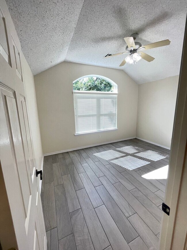 Building Photo - 3 Bedroom/2 Bathroom In Bentonville!!!