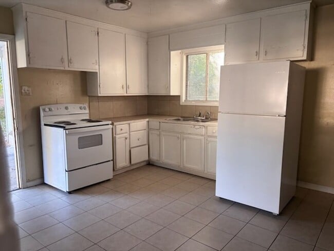 Building Photo - 3831 Meadow Ln