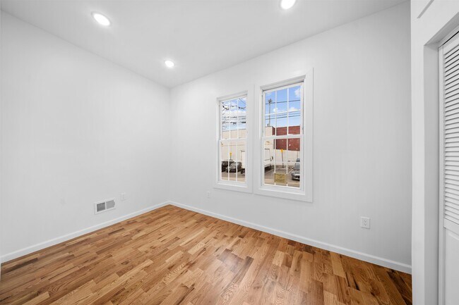 Building Photo - 1111 53rd St