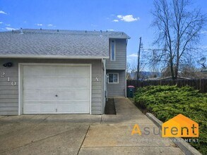 Building Photo - Freshly Renovated Duplex: 2 Bedrooms, 1.5 Bathrooms, w/ Fenced Backyard
