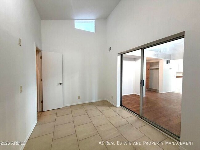 Building Photo - 2901 W Sierra St