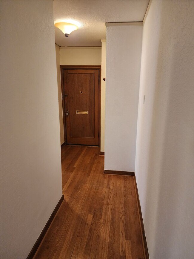 Building Photo - Queen's Court | A/C + Den | Renovated Kitc...