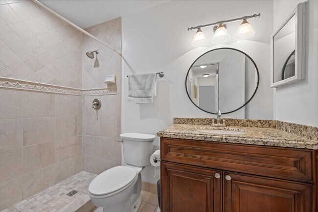 Building Photo - 404 Pine Tree Ct