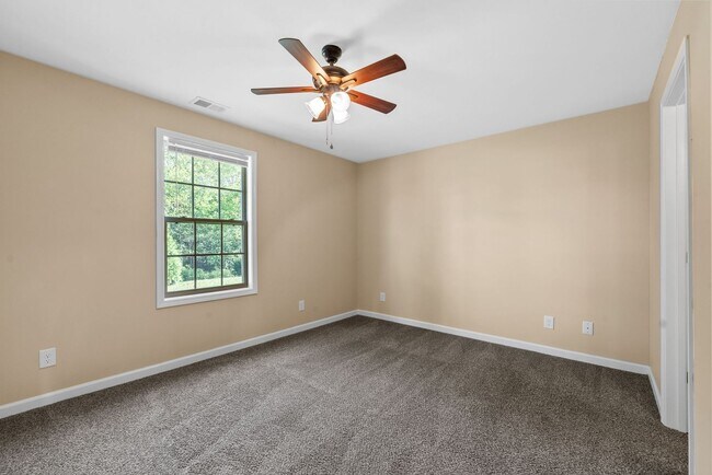 Building Photo - 161 Center Pointe Dr