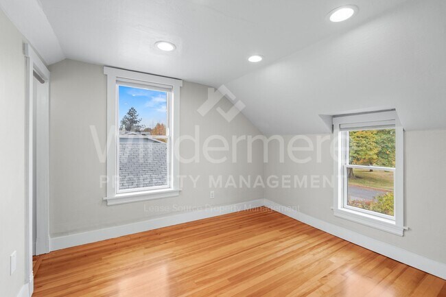 Building Photo - 3 Bedroom , 1 Bath