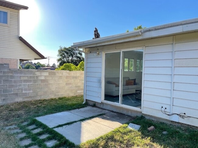 Building Photo - 744 E 8425 S