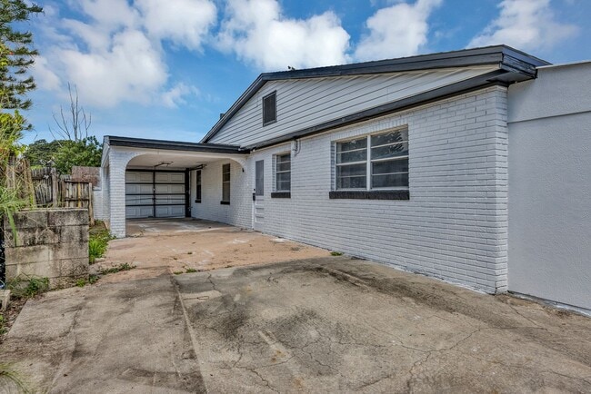 Building Photo - Charming 3-Bedroom Home with Spacious Yard & Enclosed Porch in Frostproof