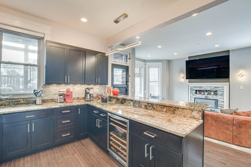 Building Photo - 2033 W Washington Blvd