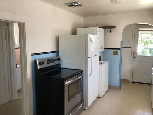 Building Photo - Charming 2BR Home with Spacious Yard, Detached Garage & Garden Oasis