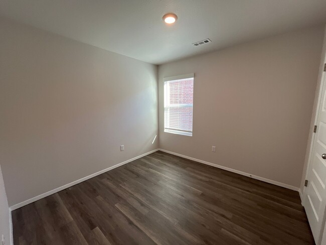 Building Photo - *Pre-leasing* NEWER Three Bedroom | Two Ba...