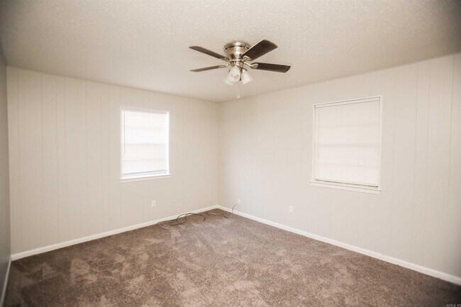 Building Photo - 2100 Virginia Dr