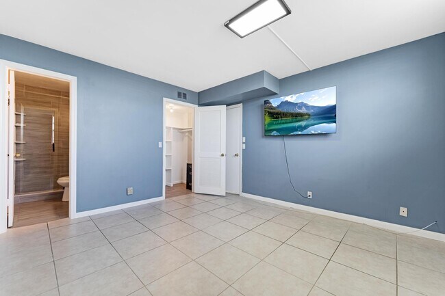 Building Photo - 9949 Sandalfoot Blvd