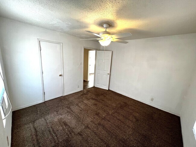 Building Photo - E 9th Duplex 1