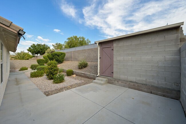 Building Photo - 561 Pacer Terrace
