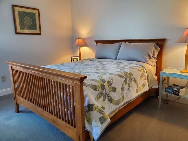 Main bedroom with queen size bed - 112 Northridge Dr
