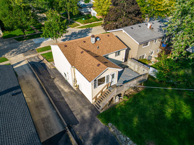 Building Photo - 247 E Prairie Ave