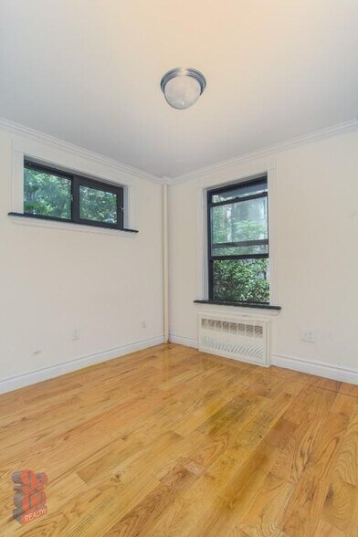 Building Photo - 233 E 29th St