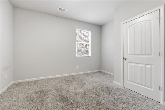 Building Photo - 6615 Bluffview Dr