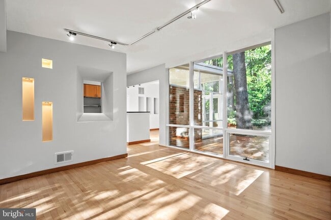 Building Photo - 2227 Glasgow Rd