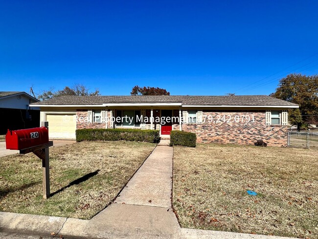 Primary Photo - 20 Candlestick Ln