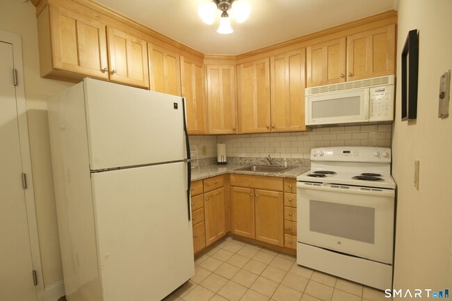 Building Photo - 637 Cove Rd