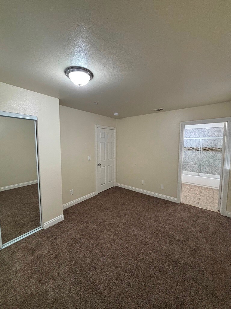 Building Photo - 157 W 89th St