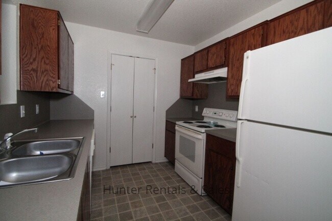 Building Photo - Spacious Duplex!