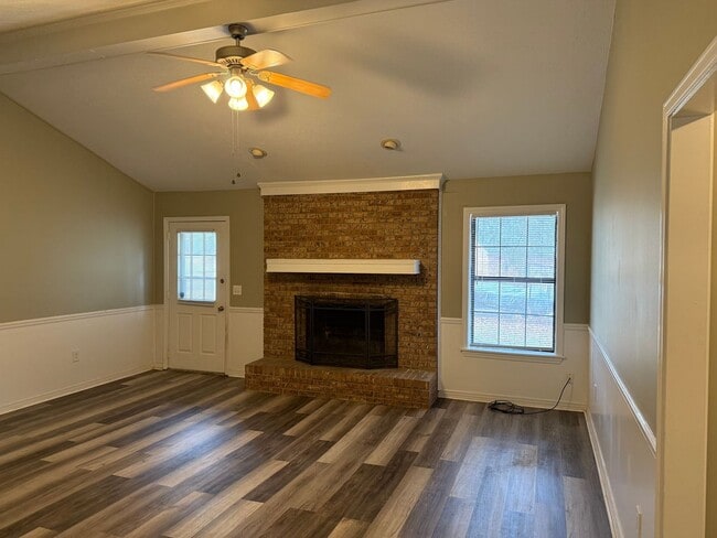 Building Photo - 3 bedroom/2 bath house in 047 Brandon!