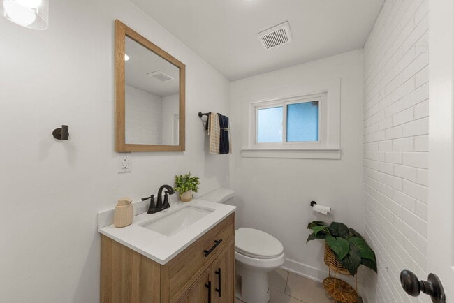 Building Photo - 9525 Parkside Ave