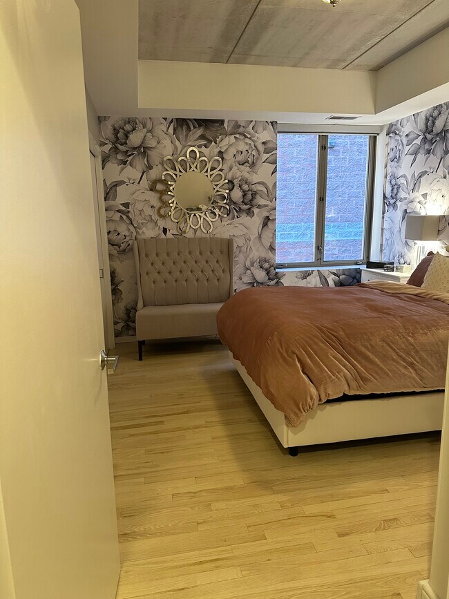 Building Photo - 1422 N La Salle Dr