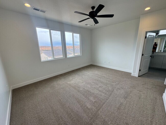Building Photo - Brand new S&S Home