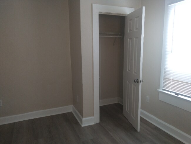 Building Photo - 905 E Osborne Ave