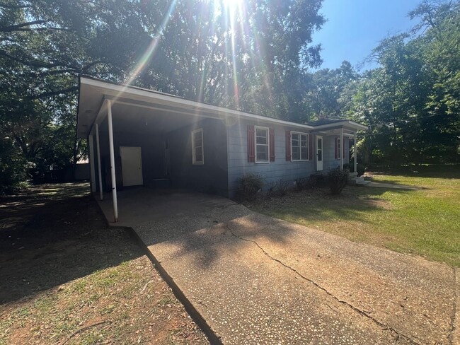 Building Photo - 3 bedroom 1 bathroom single level home