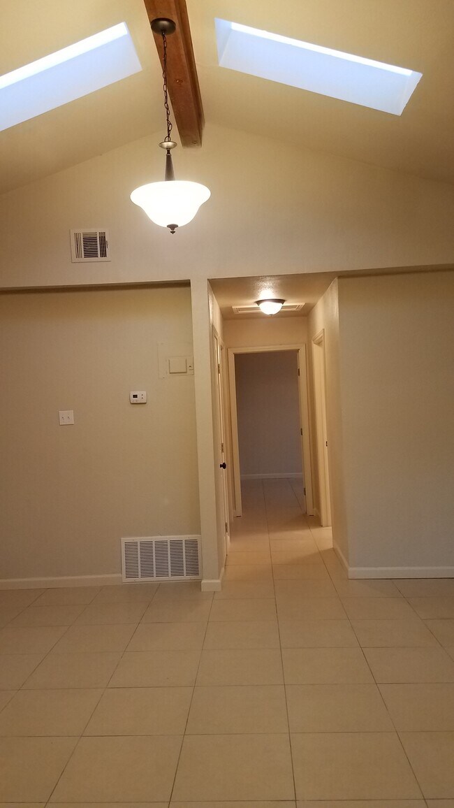 Building Photo - 422 Globe Ave