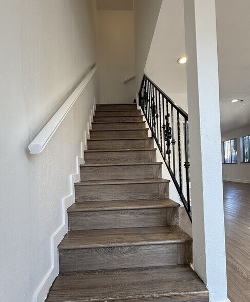 Building Photo - 1505 S Dunsmuir Ave