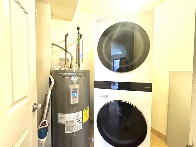 Building Photo - 147 Kelton St