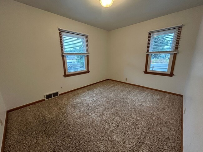 Building Photo - Lovely 2 bedroom Upstairs of a Duplex for Rent