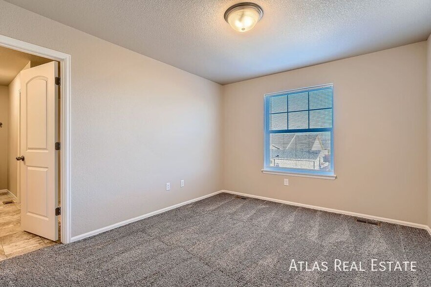 Building Photo - 710 Finch Dr