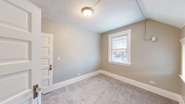 Building Photo - 3 Bed / 1 Bath in Cleveland!