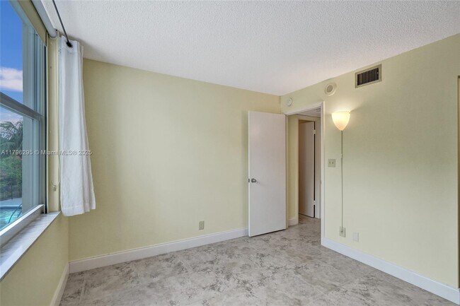 Building Photo - 1800 N Andrews Ave