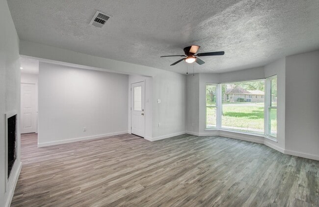 Building Photo - 812 Stone Mountain Dr