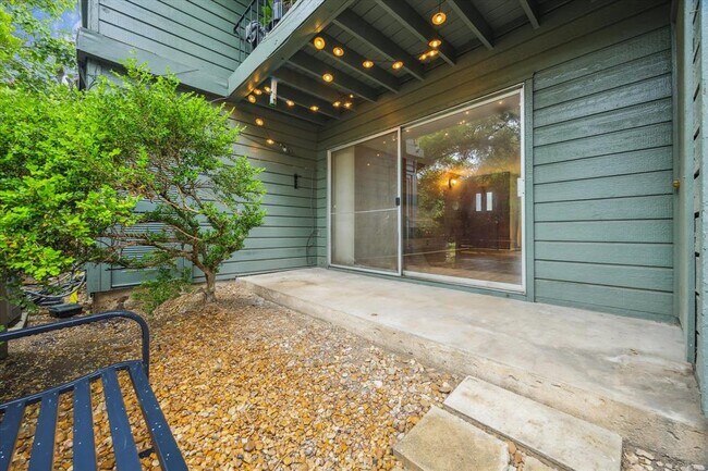Building Photo - 1304 Mariposa Dr