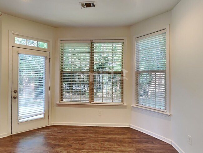 Building Photo - 781 Sonoma Dr SW