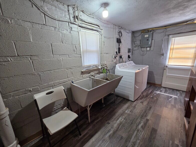 Building Photo - 811 Coppock Ln